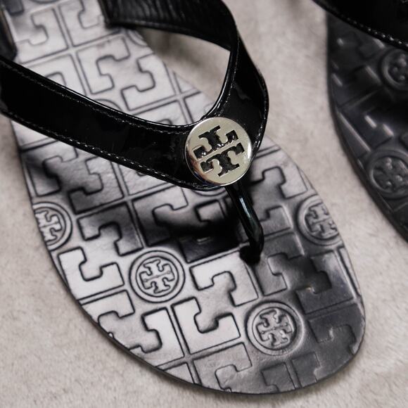 Tory Burch Thora Black Patent Leather Thong Sandals Womens Size 9 Silver Logo - Picture 12 of 16